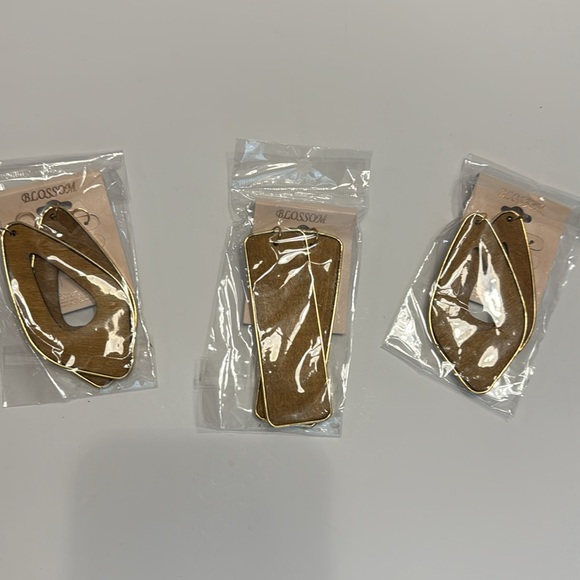 Blossom (Set of 3) Light Brown Earrings Gold trim & New in Package - Picture 12 of 17
